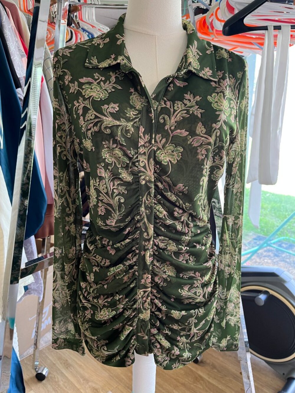 Susan Graver Printed Mesh Ruched Snap Front Top Green Floral S - Picture 2 of 12